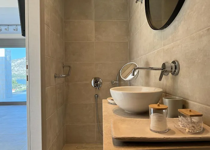 Topos Luxury Heraion 4* لوتراكي